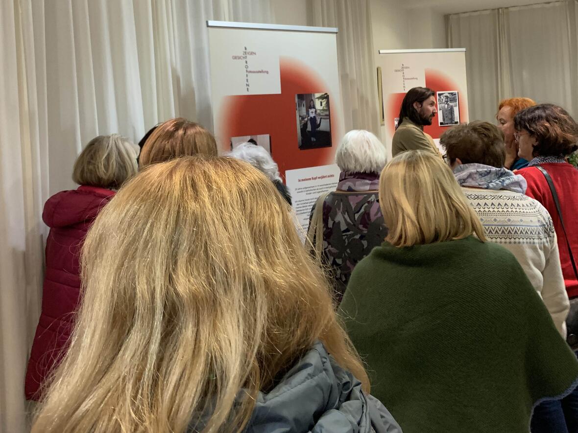 Einzelschicksale werden in der Ausstellung im Neuburger Pfarrsaal gezeigt und bewegen. (Foto: Viktoria Zäch/pba)