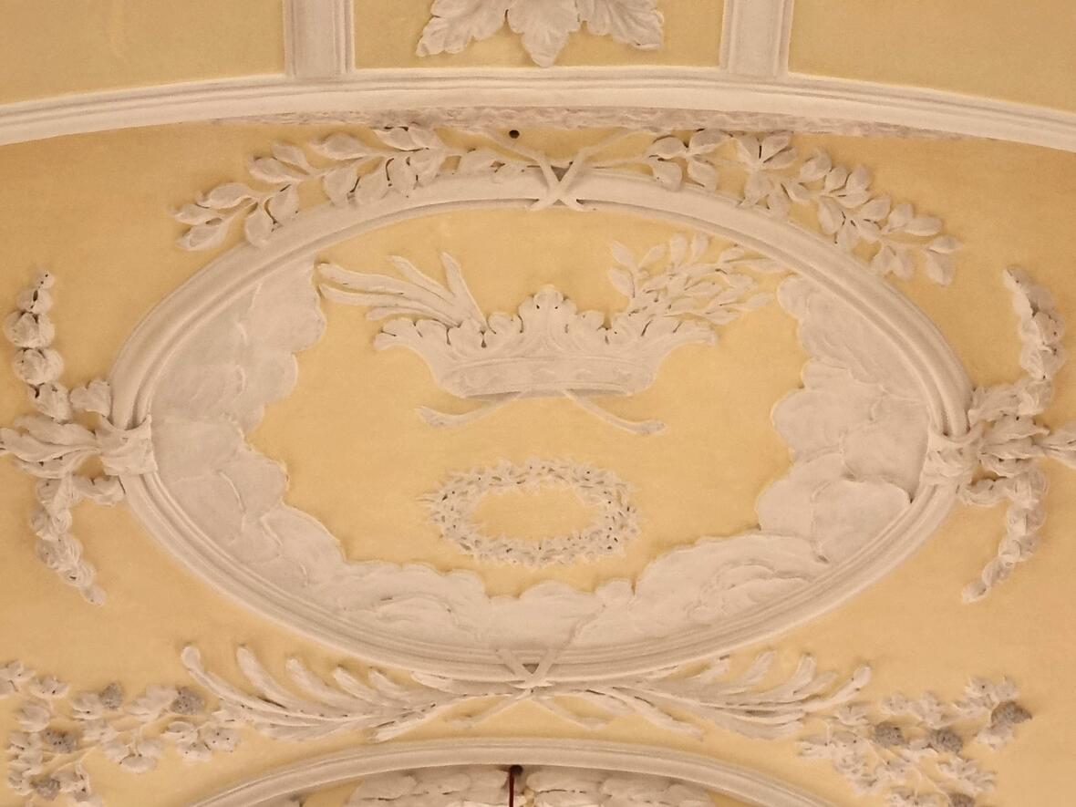 Das Deckengemälde in St. Blasius zeigt die beiden Kronen: Königs- und Dornenkrone (Foto: Bistum Augsburg).