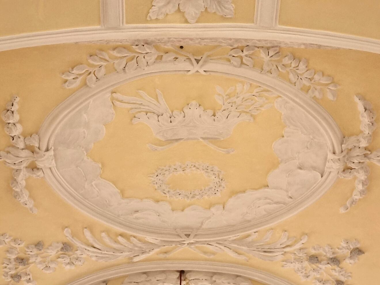 Das Deckengemälde in St. Blasius zeigt die beiden Kronen: Königs- und Dornenkrone (Foto: Bistum Augsburg).