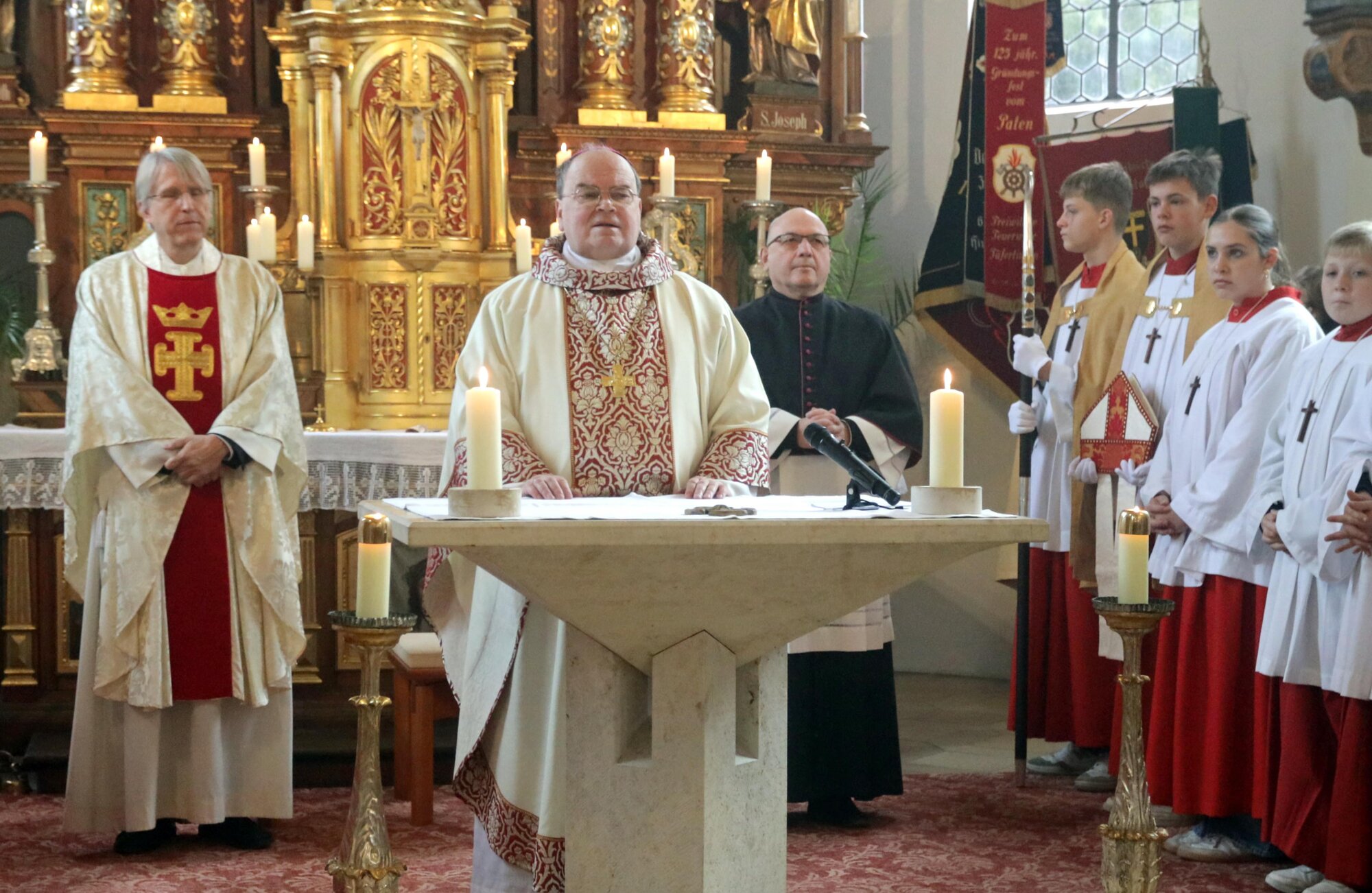Domkapitular Dr. Thomas Groll (links), Pfarrer von Hirblingen, konnte Bischof Bertram zum Festgottesdienst nach abgeschlossener Außensanierung von St. Blasius begrüßen. (Foto: Annette Zoepf / pba)