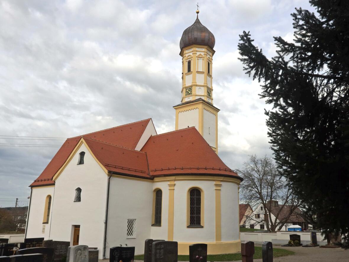 Außenansicht der renovierten Pfarrkirche von Hirblingen. (Foto: Annette Zoepf / pba)