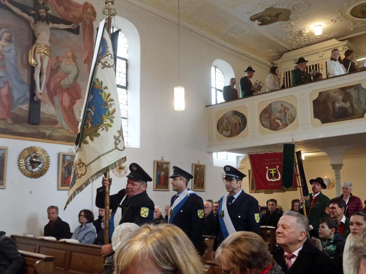 Fahnenabordnungen beim Festgottesdienst in St. Blasius (Foto: Annette Zoepf / pba)