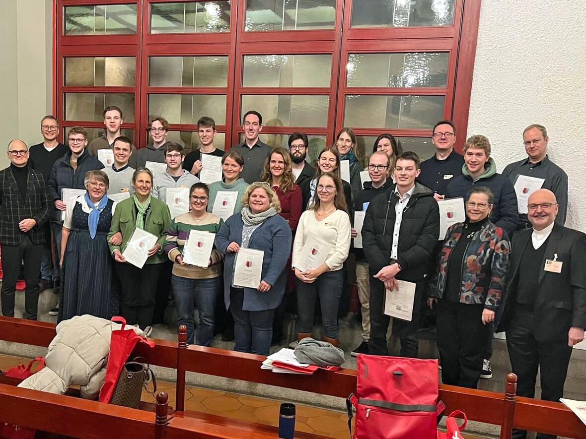 Die Absolventinnen und Absolventen des Augsburger C-Kurses (2022-2024) mit ihren Dozenten und Hauptabteilungsleiterin Prof. Dr. Gerda Riedl, die die Zeugnisse überreichte. (Foto: Amt für Kirchenmusik)