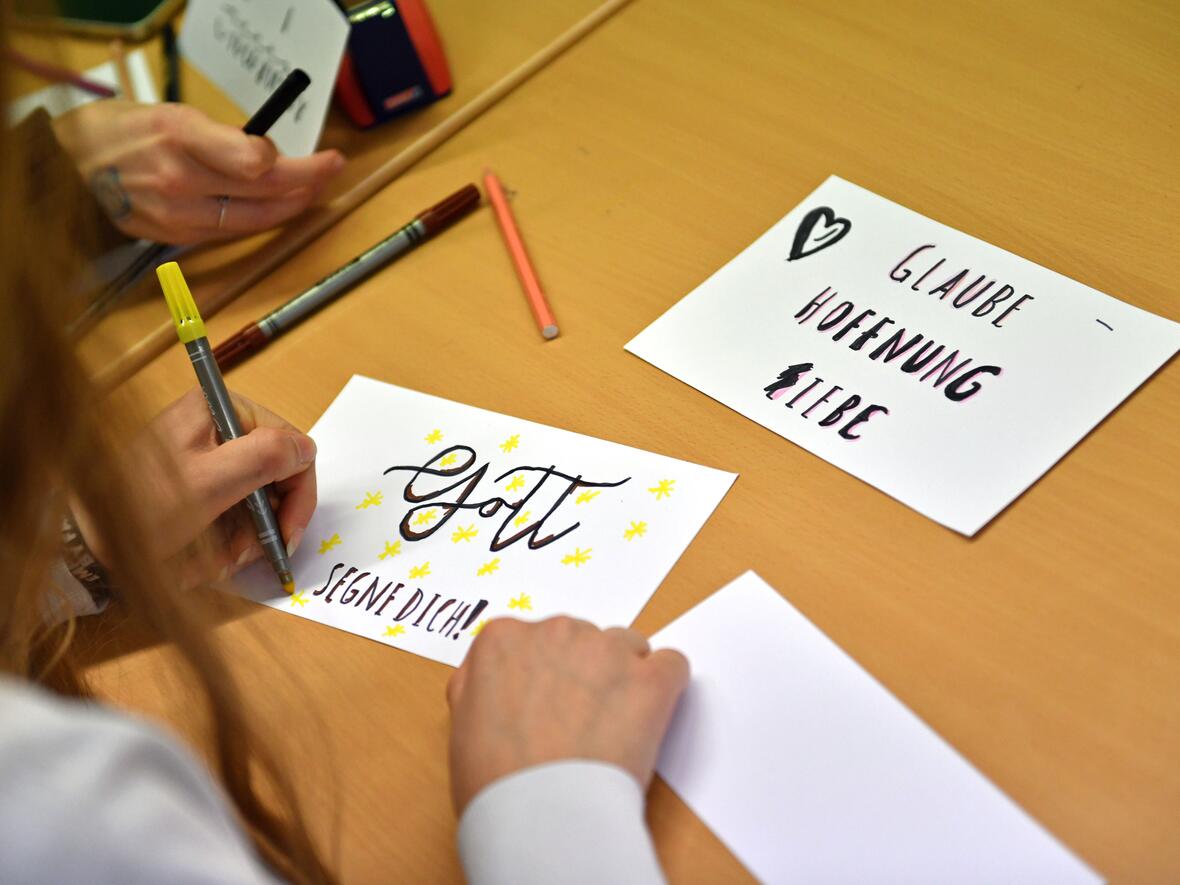 "Gott segne Dich!": Auch beim Handlettering-Workshop waren die drei göttlichen Tugenden präsent. (Fotos: Nicolas Schnall / pba)