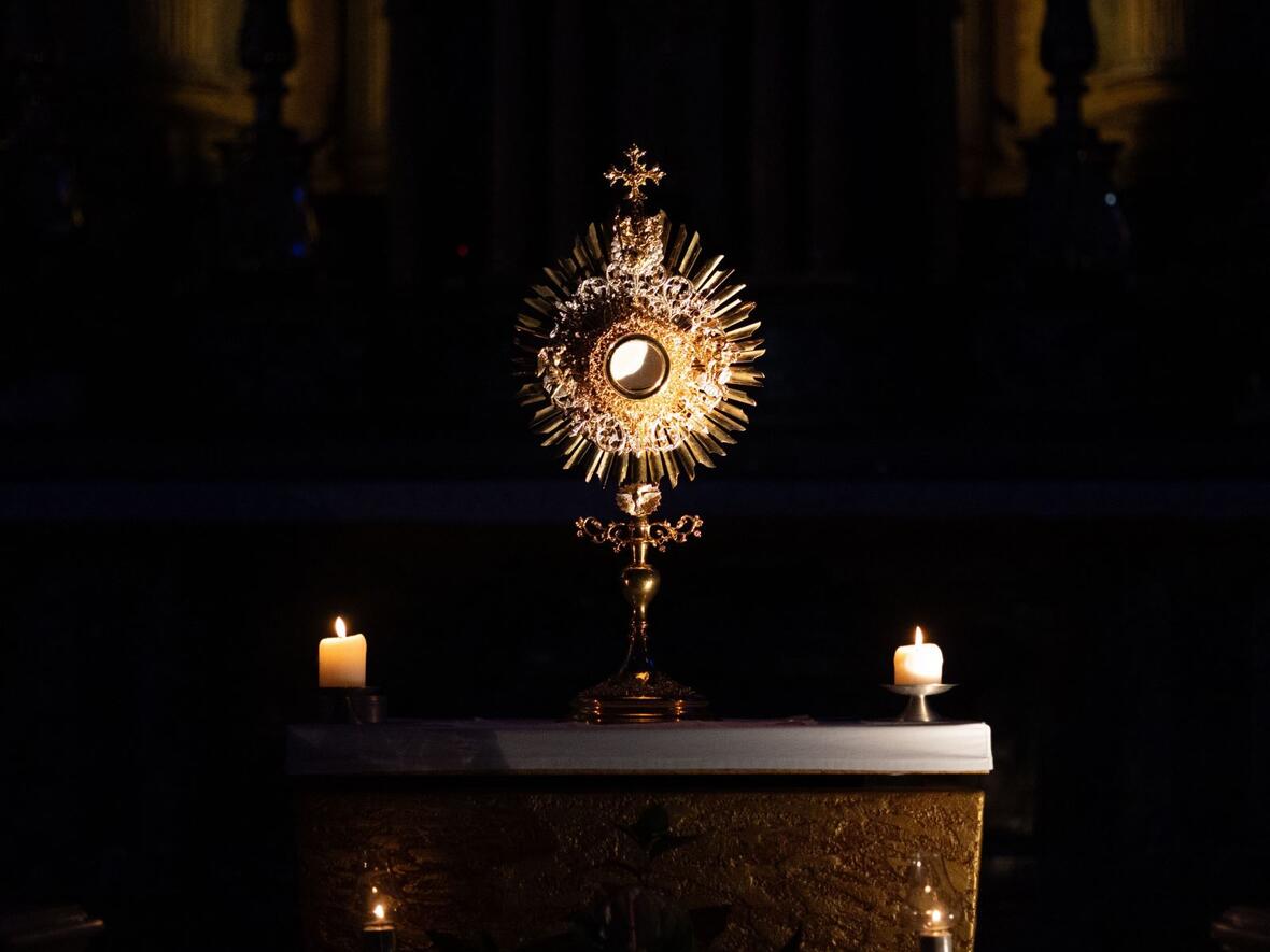 Eucharistische Anbetung (Foto: Julian Schmidt / pba)