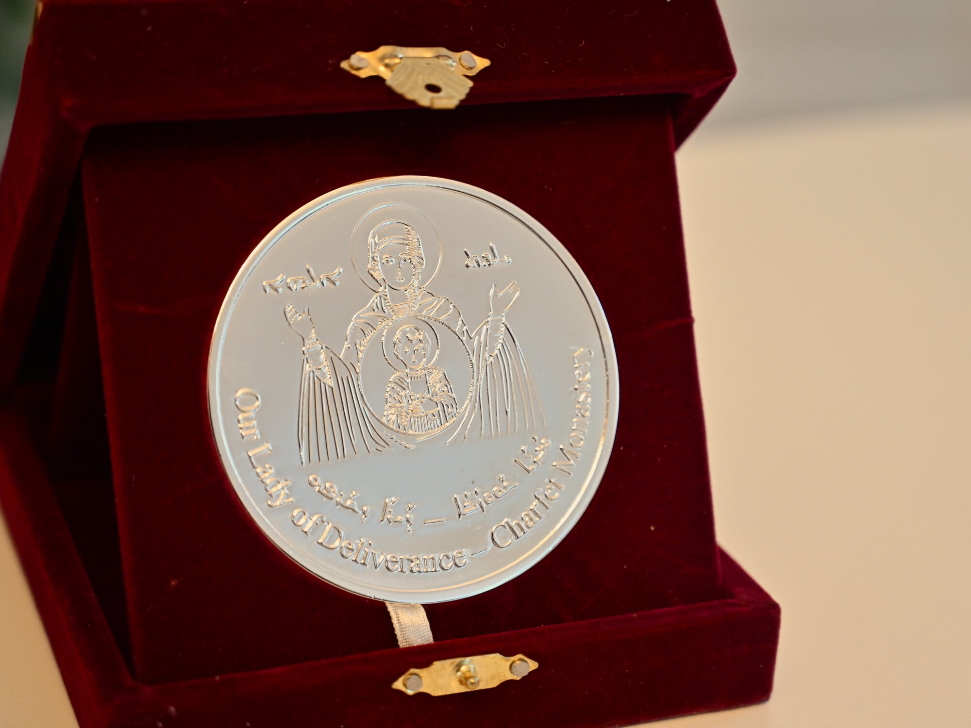Bischof Bertram erhielt eine Marienmedaille als Geschenk.