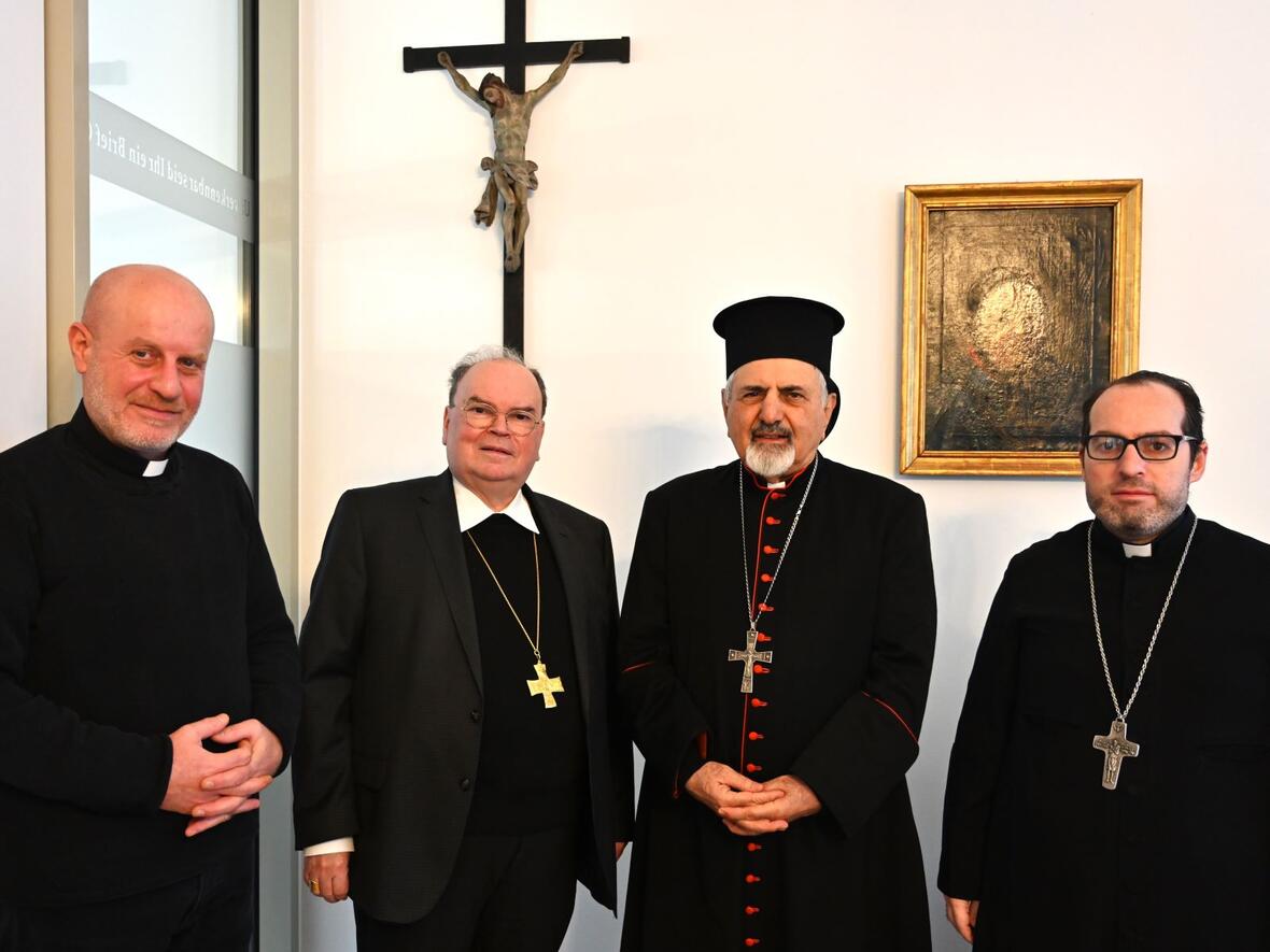 (v.l.) Der Pfarrer der syrisch-katholischen Gemeinde von Augsburg Ayad Yako, Bischof Dr. Bertram Meier, Patriarch Ignatius Youssef III. Younan und der Kirchenökonom und Patriarchatssekretär Monsignore Habib Mrad (Fotos: Julian Schmidt / pba)