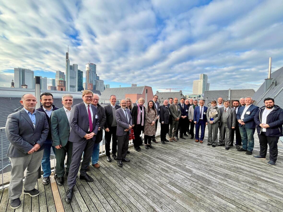Am Spitzengespräch mit dem Koordinationsrat der Muslime nahmen von katholischer Seite neben Bischof Bertram auch Weihbischof Dr. Karlheinz Diez aus Fulda, mehrere Mitarbeiter und Berater der Unterkommission für den Interreligiösen Dialog, das Team der Christlich-Islamischen Begegnungs- und Dokumentationsstelle (CIBEDO) sowie einige diözesane Dialogbeauftragte teil. (Foto: DBK)