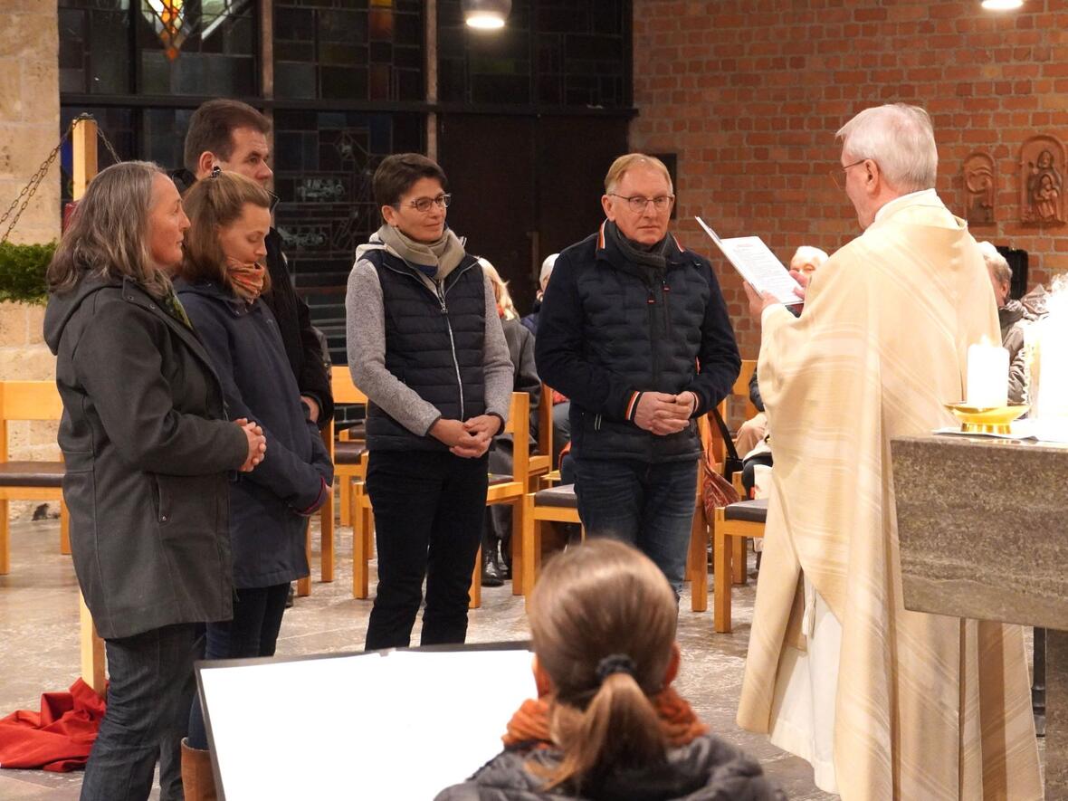 Pfarrer Alois Linder spendet den neuen Beraterinnen und Beratern den Segen (Fotos: Thomas Steuer)