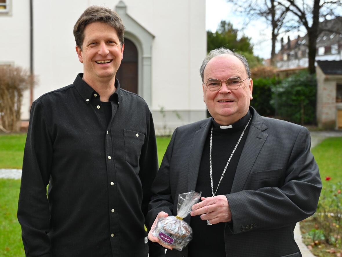 Bischof Bertram und Bäckermeister Frank Schubert freuen sich über die gelungene Aktion (Foto: Julian Schmidt / pba)