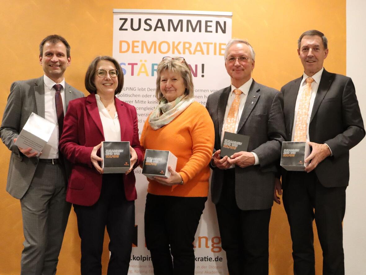 Mit dem Empfang zum Kolping-Gedenktag am 4. Dezember in Augsburg hat Kolping mit dem Vortrag von Prof. Dr. Martina Steber (2.v.l.) einen Beitrag zur Aktion „Zusammen Demokratie stärken“ geleistet. Vor dem Vortrag wurde Sabine Eltschkner (Mitte) in das Amt der geistlichen Leiterin für Kolping in der Diözese Augsburg eingeführt. Kolping-Vorsitzender Robert Hitzelberger (l.), Diözesanpräses Wolfgang Kretschmer (2.v.r.) und Roland Kober (r.) als Aufsichtsratsvorsitzender der Kolping Akademie Stiftung freuen sich über die neue geistliche Leitung.