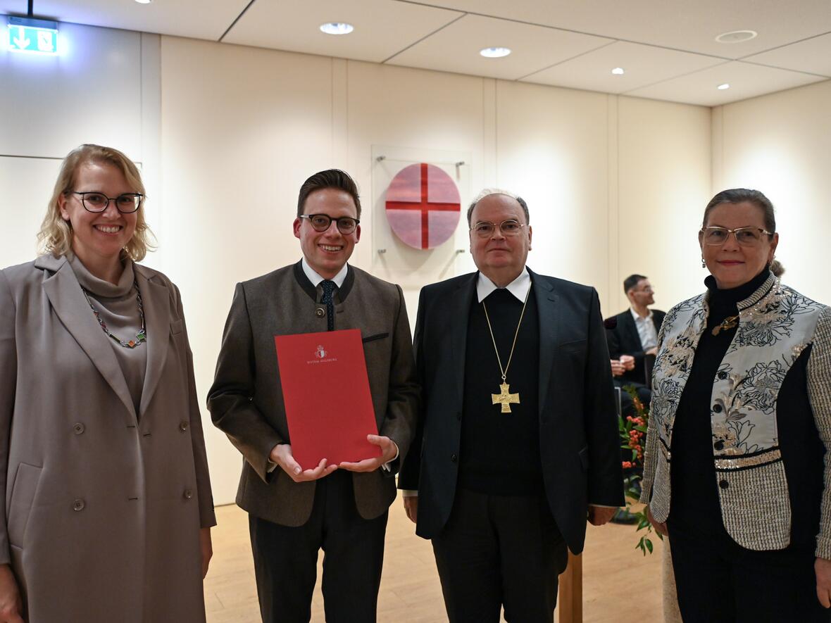 (v.l.) Die Dekanin der Katholisch-Theologischen Fakultät der Universität Augsburg Prof. Dr. Kerstin Schlögl-Flierl, Preisträger Prof. Dr. Matthias Simperl, Bischof Dr. Bertram Meier und Hauptabteilungsleiterin Prof. Dr. Gerda Riedl (Foto: Julian Schmidt / pba)