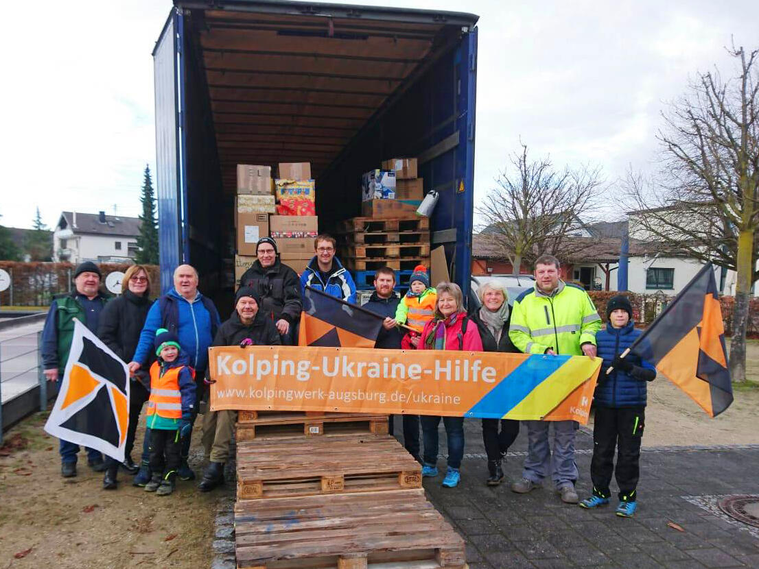 Mitglieder aus den Kolpingsfamilien Augsburg-Kriegshaber, Biberbach, Gersthofen und Neusäß beim Beladen des LKWs mit den Weihnachtspaketen für die Ukraine im Dezember 2023. (Foto: Johann Geisenfelder / Kolping)