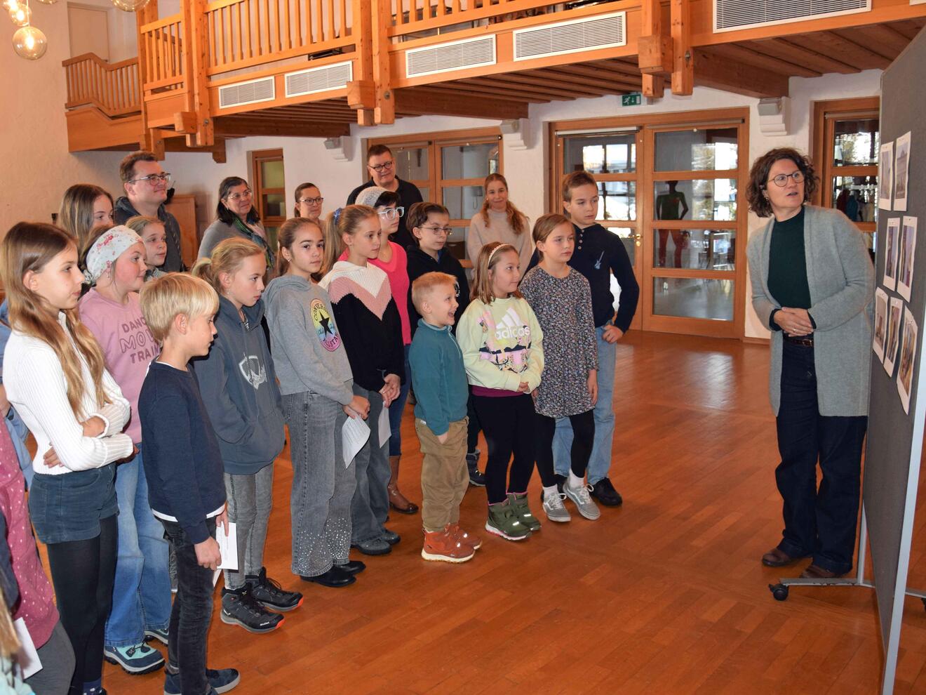 Birte Linden vom Kindermissionswerk bereitet die Kinder auf den Empfang beim Bundespräsidenten vor (Foto: Verspohl-Nitsche / pdke)