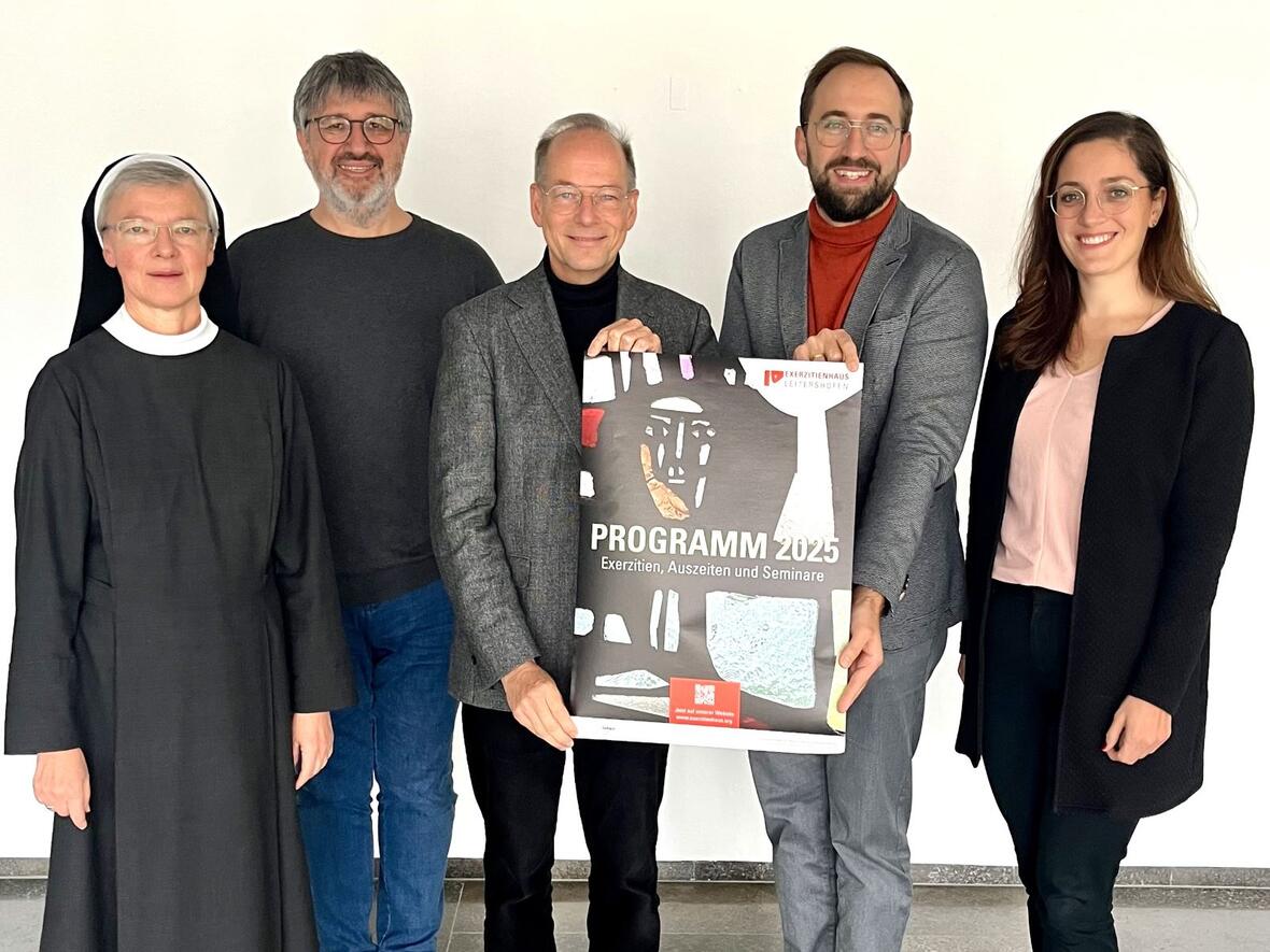 (v.l.) Referentin Sr. Martha Lang OSF, Referent Thomas Lechner, Exerzitienhaus-Direktor Pfarrer Dr. Christian Hartl, Geschäftsführer Florian Reitemann und Referentin Dr. Daniela Kaschke (Foto: Exerzitienhaus St. Paulus)