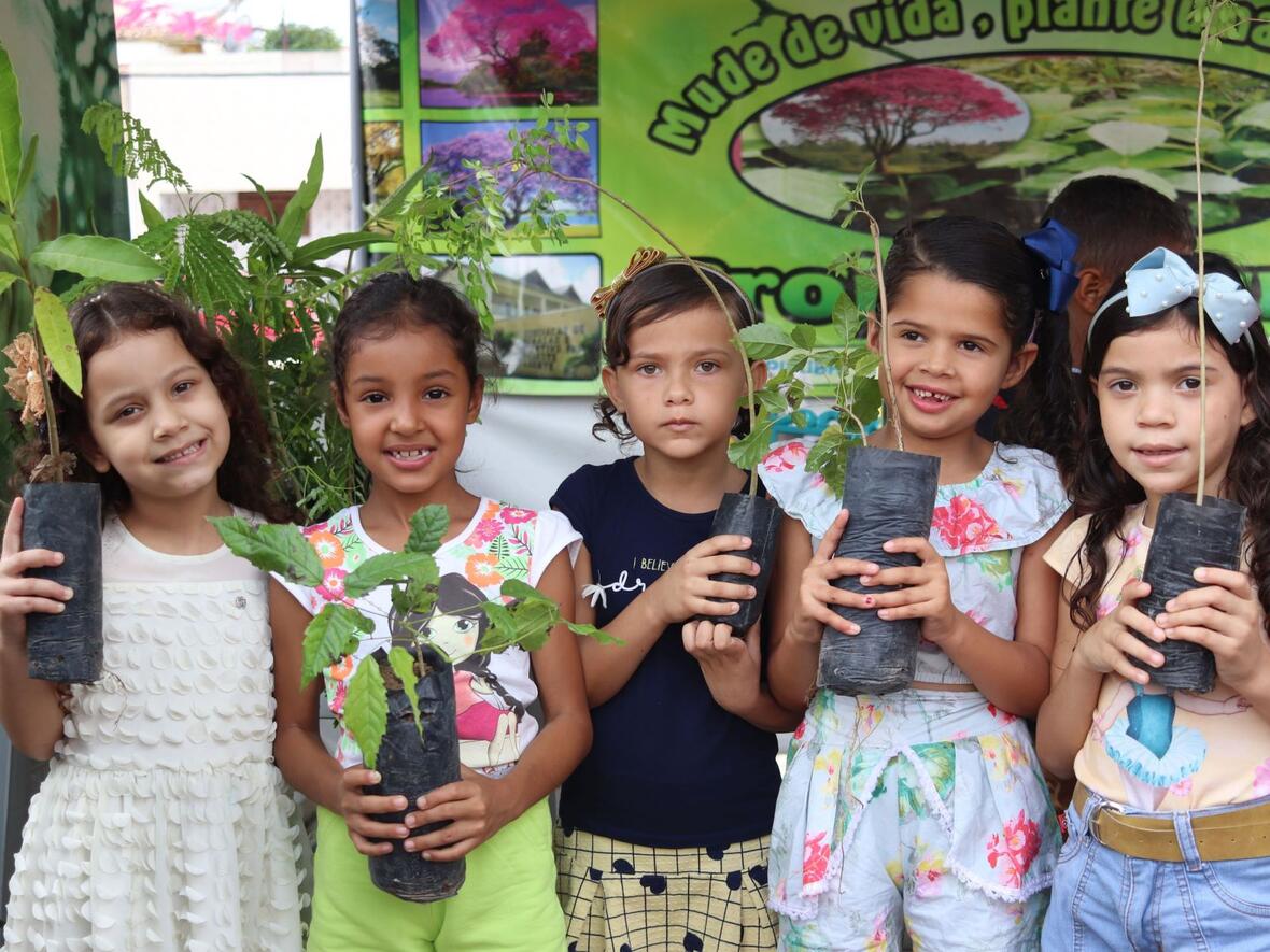 Kinder und Jugendliche vor Ort beteiligen sich immer wieder mit großer Freude an der Baumpflanzaktion (Foto: Dr. Alexander Fink / Projekte für arme Menschen e.V.)