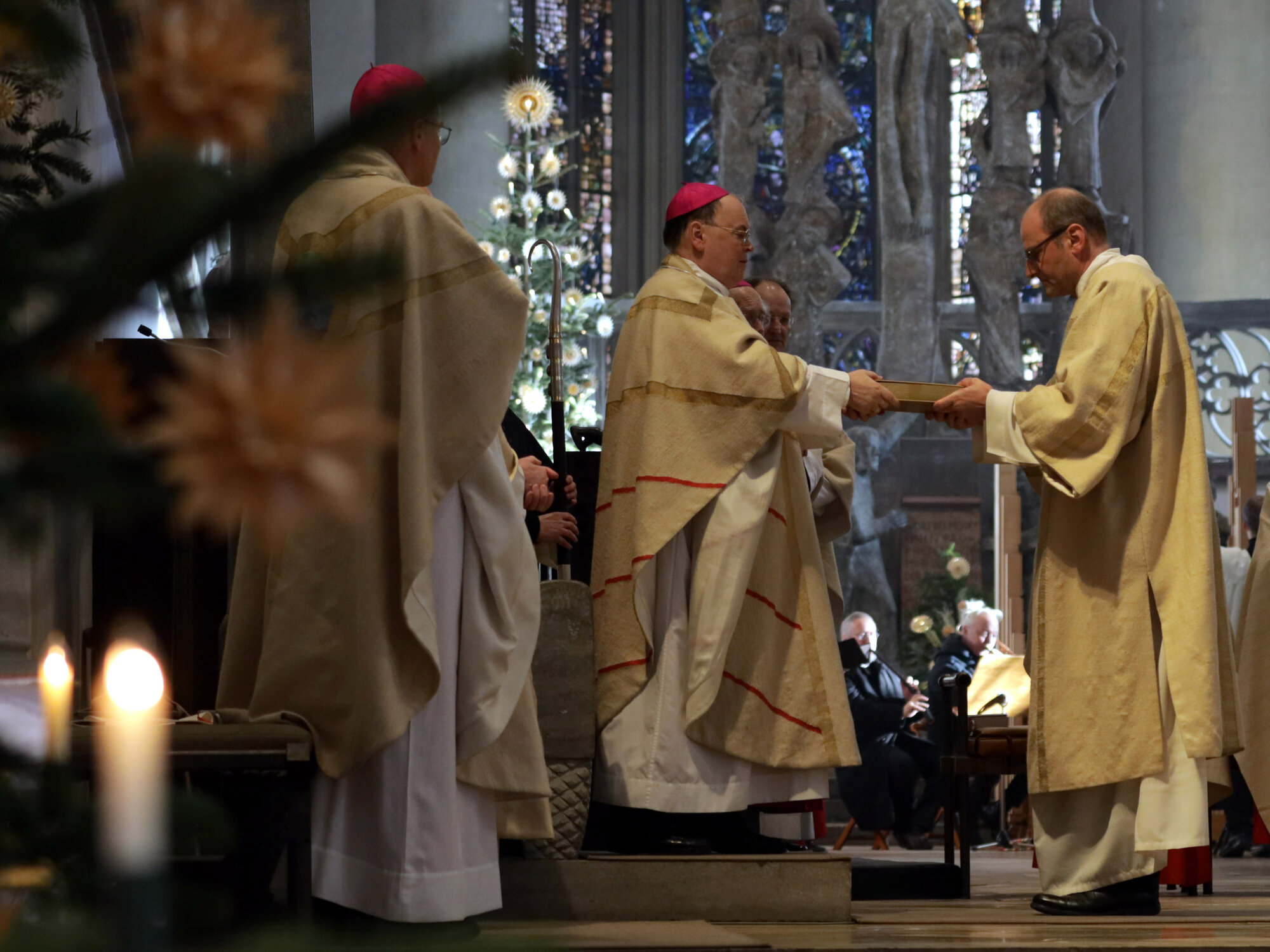 Übergabe des Evangeliars.