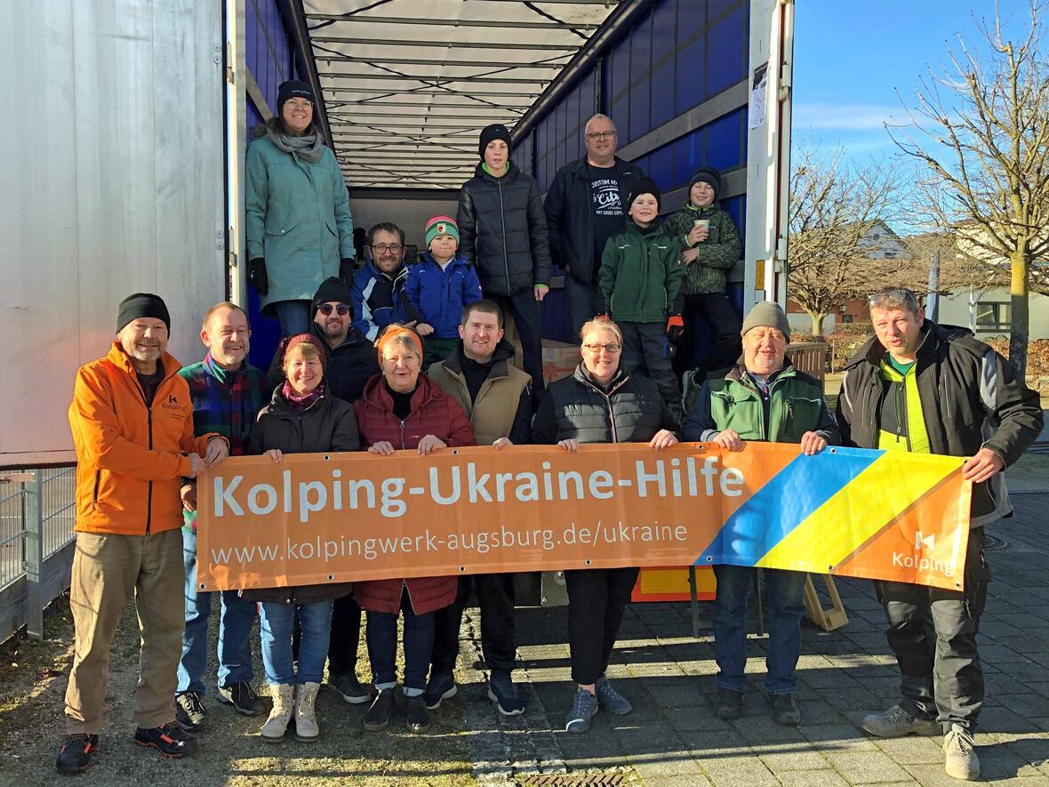 Mitglieder aus Kolpingsfamilien in der Stadt und im Landkreis Augsburg beim Verladen der über 500 Weihnachtspakete für die Ukraine in Gersthofen. (Foto: Kolping Augsburg)