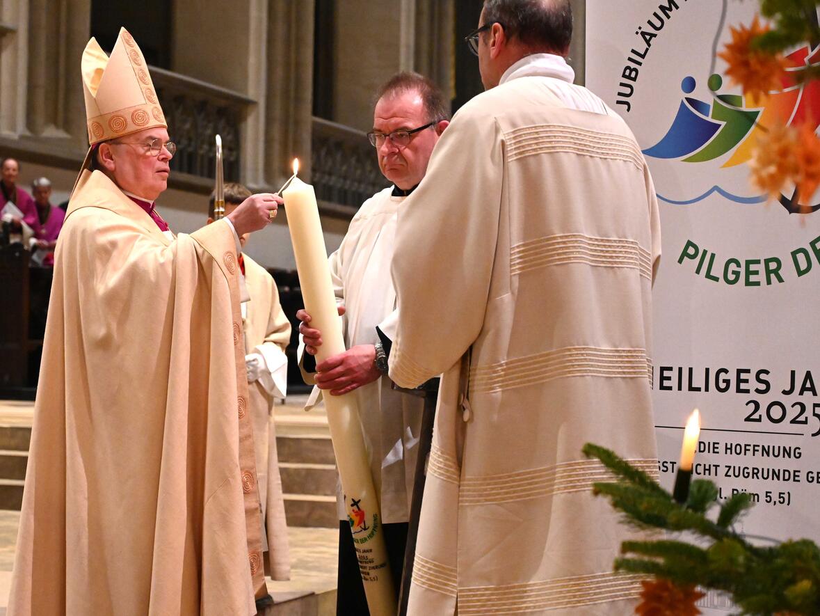 Zum Zeichen dafür, dass auch im Bistum Augsburg das Heilige Jahr begonnen hat, entzündete Bischof Bertram eine Kerze (Foto: pba/Ulrich Bobinger).