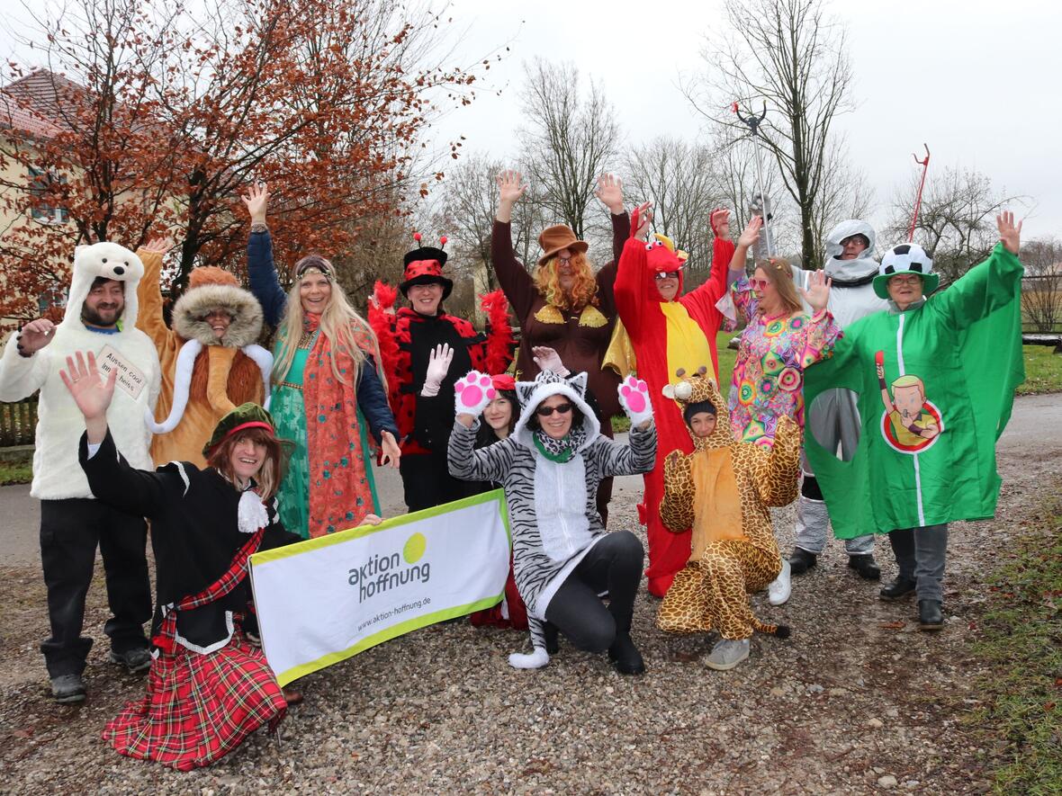 Mitarbeiterinnen und Mitarbeiter der aktion hoffnung stellen eine Auswahl an Verkleidungen vor, die bei den Secondhand-Faschingsmärkten der aktion hoffnung angeboten werden. (Foto: Karin Stippler, aktion hoffnung)
