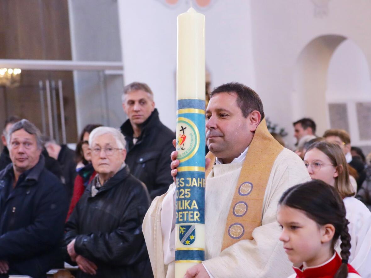 Der Dillinger Kaplan Wolfgang Ehrle trägt die Festkerze mit sich, die anlässlich des Heiligen Jahres in der Basilika entzündet wurde (Fotos: Annette Zoepf / pba)
