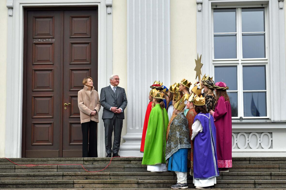 Miriam, Emma und Juri treten zu Amelie dazu und sprechen nacheinander: „Wir kommen mit unserem Stern. Wir sind Kaspar, Melchior und Balthasar. Der Stern zeigt den Weg uns zur Krippe, zum Licht. Gott kommt in diese Welt.“ Und dann gemeinsam: „Wir sind dankbar und voller Zuversicht.“ (Fotos: Nicolas Schnall / pba) 