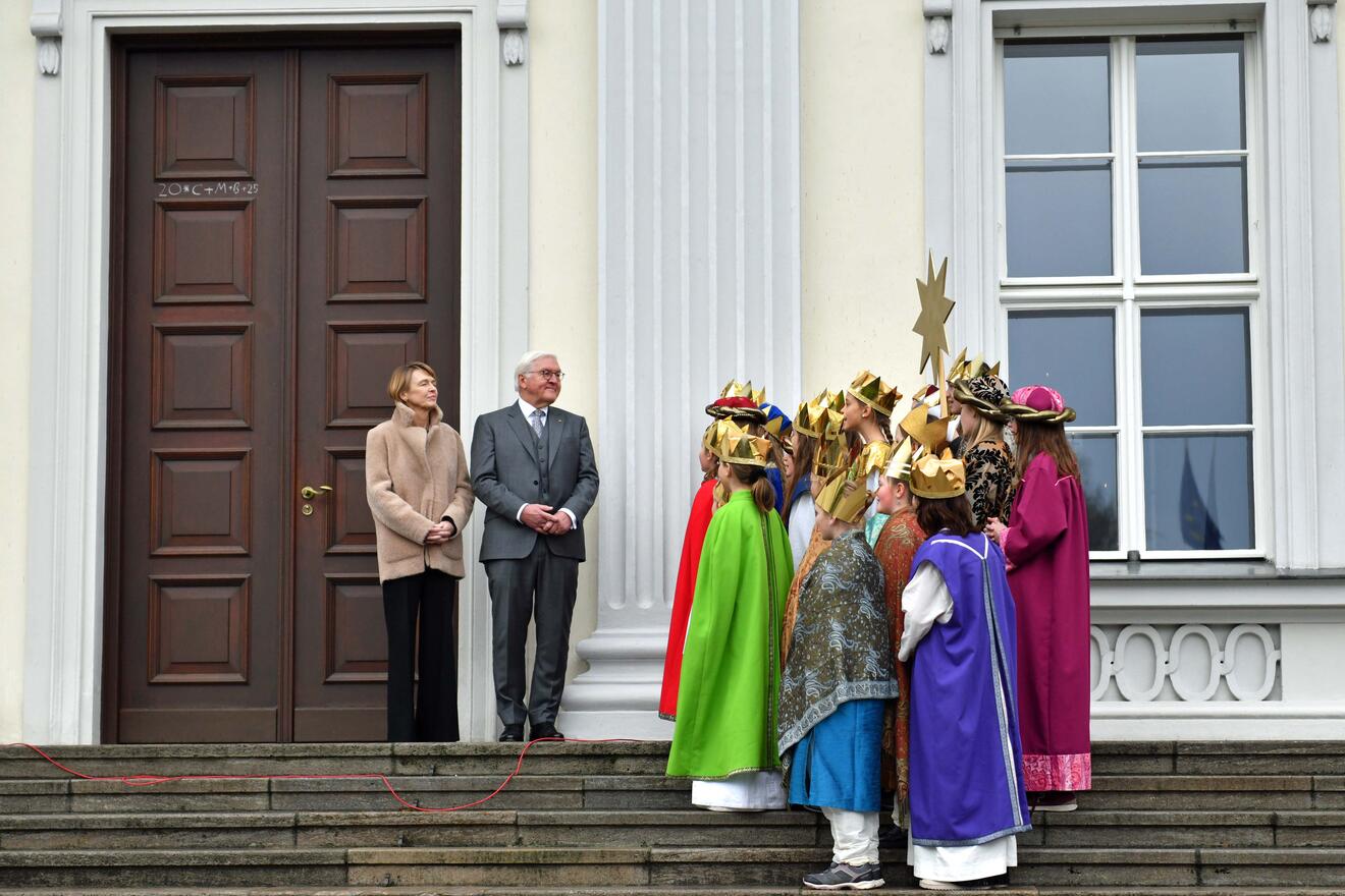 Miriam, Emma und Juri treten zu Amelie dazu und sprechen nacheinander: „Wir kommen mit unserem Stern. Wir sind Kaspar, Melchior und Balthasar. Der Stern zeigt den Weg uns zur Krippe, zum Licht. Gott kommt in diese Welt.“ Und dann gemeinsam: „Wir sind dankbar und voller Zuversicht.“ (Fotos: Nicolas Schnall / pba) 
