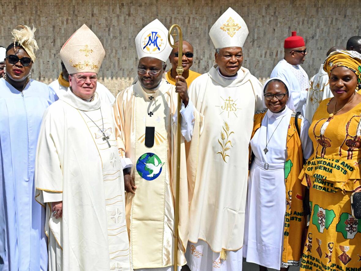 Solidaritätsreise nach Nigeria: Bischof Bertram steht nach der Heiligen Messe zusammen mit Erzbischof Kaigama, Kardinal Onaiyekan und weiteren Gläubigen. (Fotos: Ulrich Bobinger / pba)