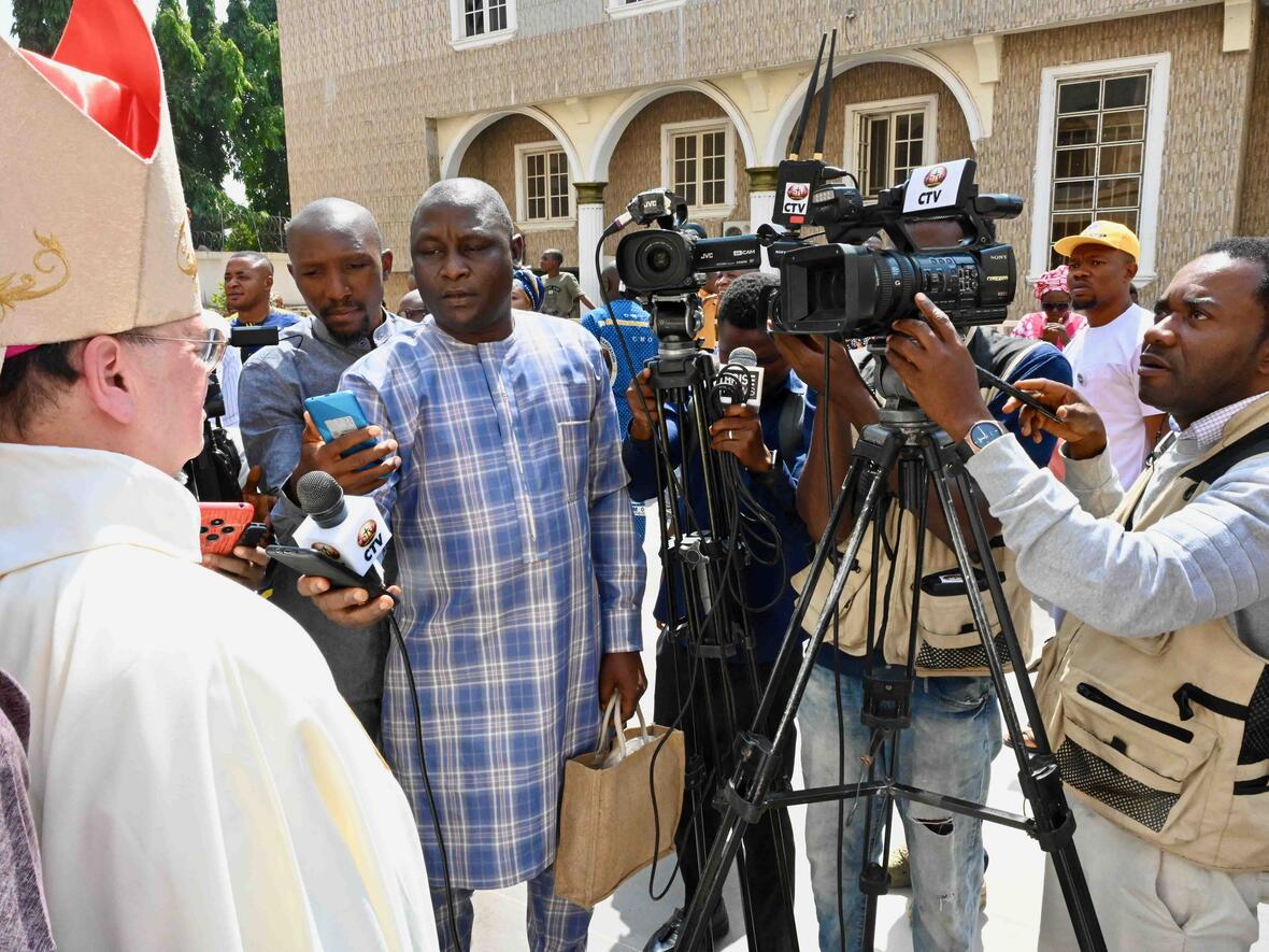 Bischof Bertram war nach der Messe ein gefragter Gesprächspartner für die nigerianischen Medien. Bei 36 Grad im Schatten stand er geduldig Rede und Antwort.