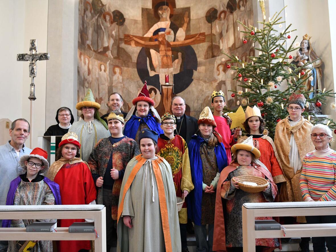 Sternsingerinnen und Sternsinger der Elisabethschule in Aichach brachten Bischof Bertram und den Beschäftigten im Bischofshaus den Segen. (Fotos: Maria Rösch / pba) 