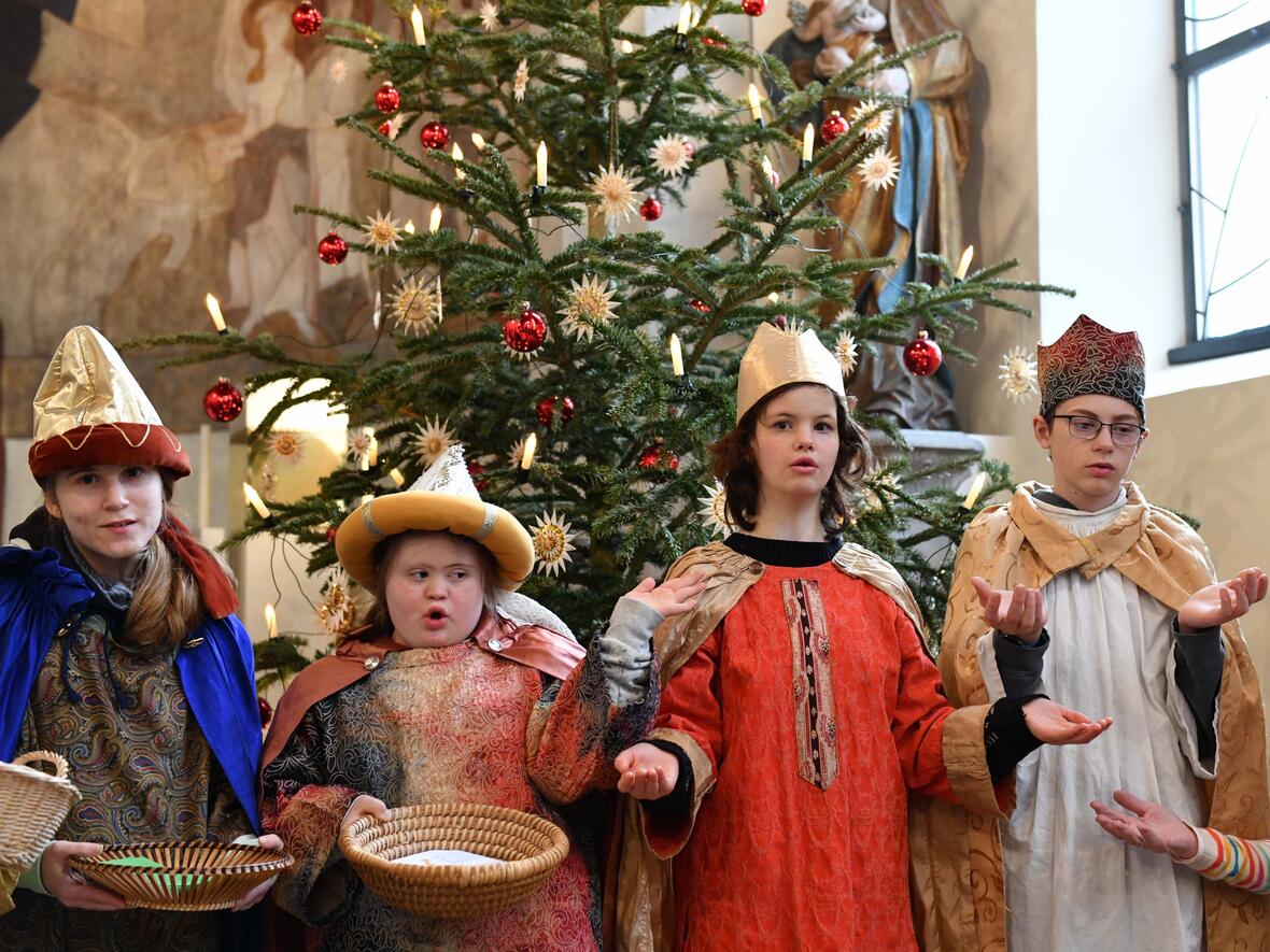 Mit Gebärden unterlegt trugen sie ihr Lied über den "Hoffnungsstern" vor. (Maria Rösch / pba)