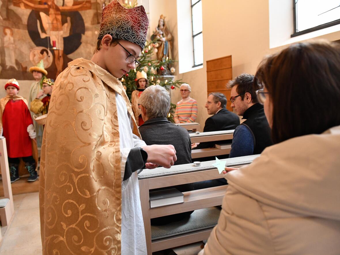 Einen Stern der Hoffnung verteilten sie sodann auch an die Mitfeiernden. (Maria Rösch / pba)
