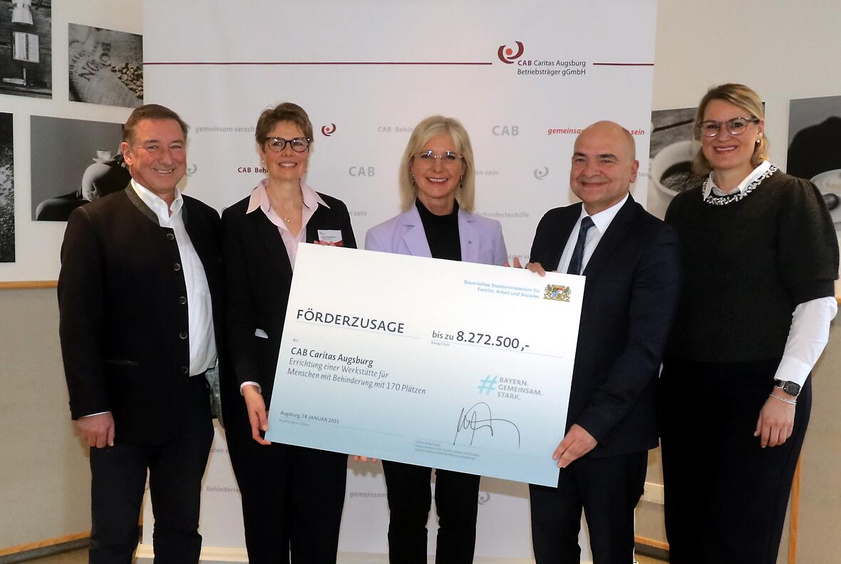 Die neue Werkstätte für Menschen mit Teilhabebeeinträchtigungen der CAB Caritas Ausburg Betriebsträger, die derzeit in Augsburg-Lechhausen entsteht, ist ein wichtiger Beitrag für Inklusion und gelingende Teilhabe an der Gesellschaft: Bayerns Sozial- und Arbeitsministerin Ulrike Scharf (Mitte) übergab nun Diözesan-Caritasdirektor Diakon Markus Müller (2.v.re.) und der Geschäftsführerin der CAB Caritas Augsburg Betriebsträger gGmbH, Sonja Schoenberner (2.v.li.) den Förderbescheid in Höhe von fast 8,3 Mio. Euro. (Foto: Caritas Augsburg / Annette Zoepf)