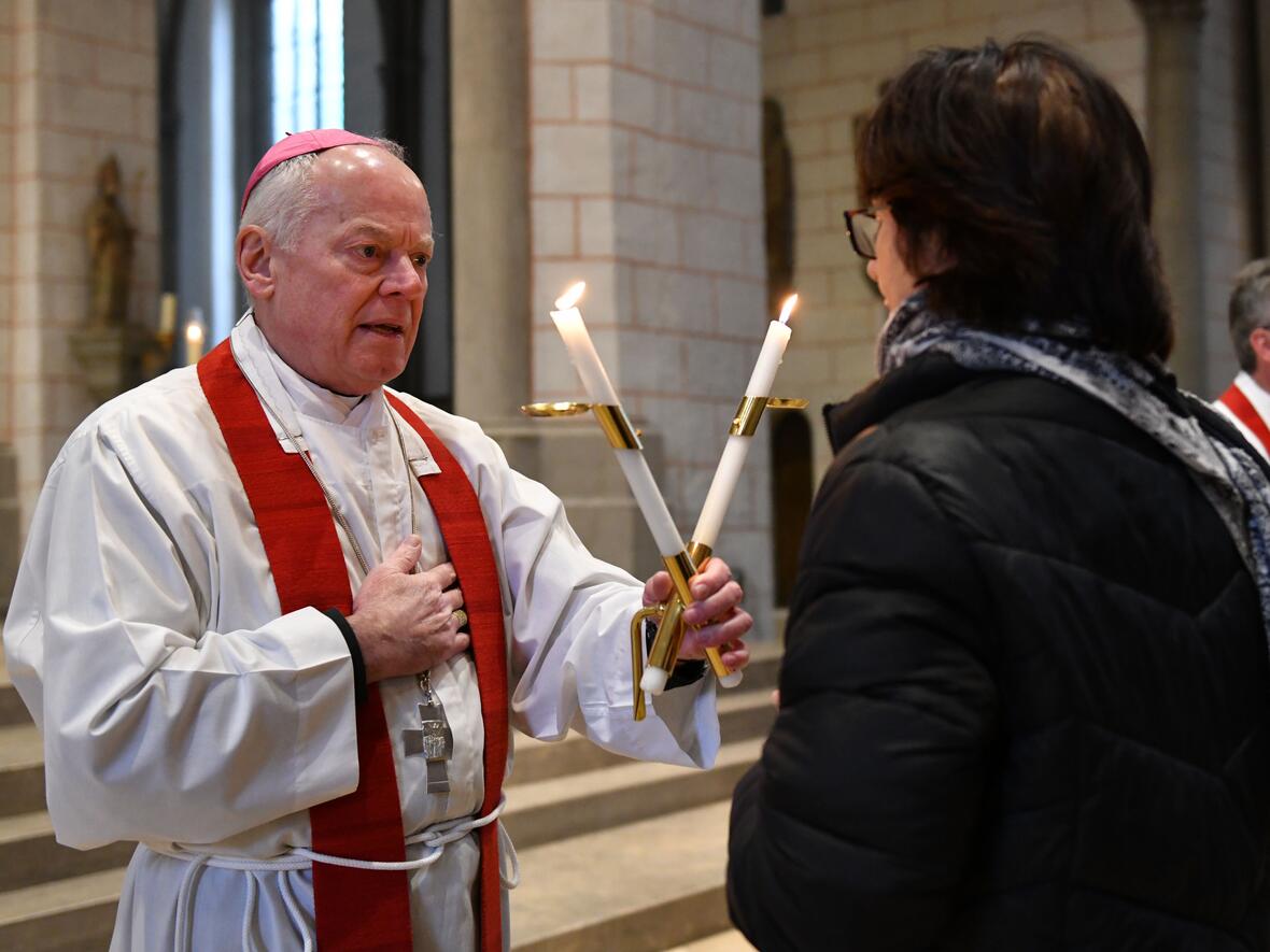 Bei einem Pontifikalamt zum Fest „Darstellung des Herrn“ im Augsburger Dom wurde auch der Blasiussegen gespendet (Fotos: Maria Rösch / pba).