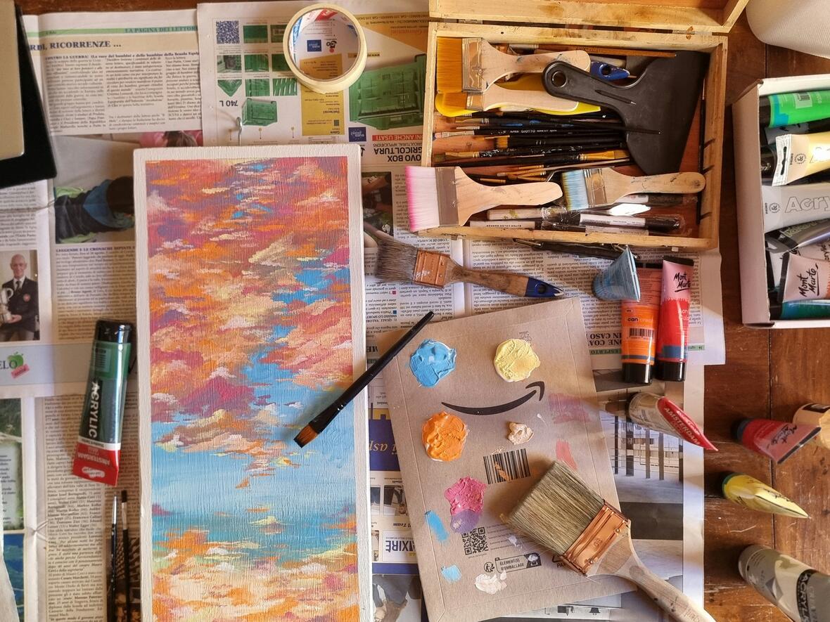 Leinwandmalerei und Acryl. (Foto: Daniele Fasoli (@lostontheroute92) / unsplash)