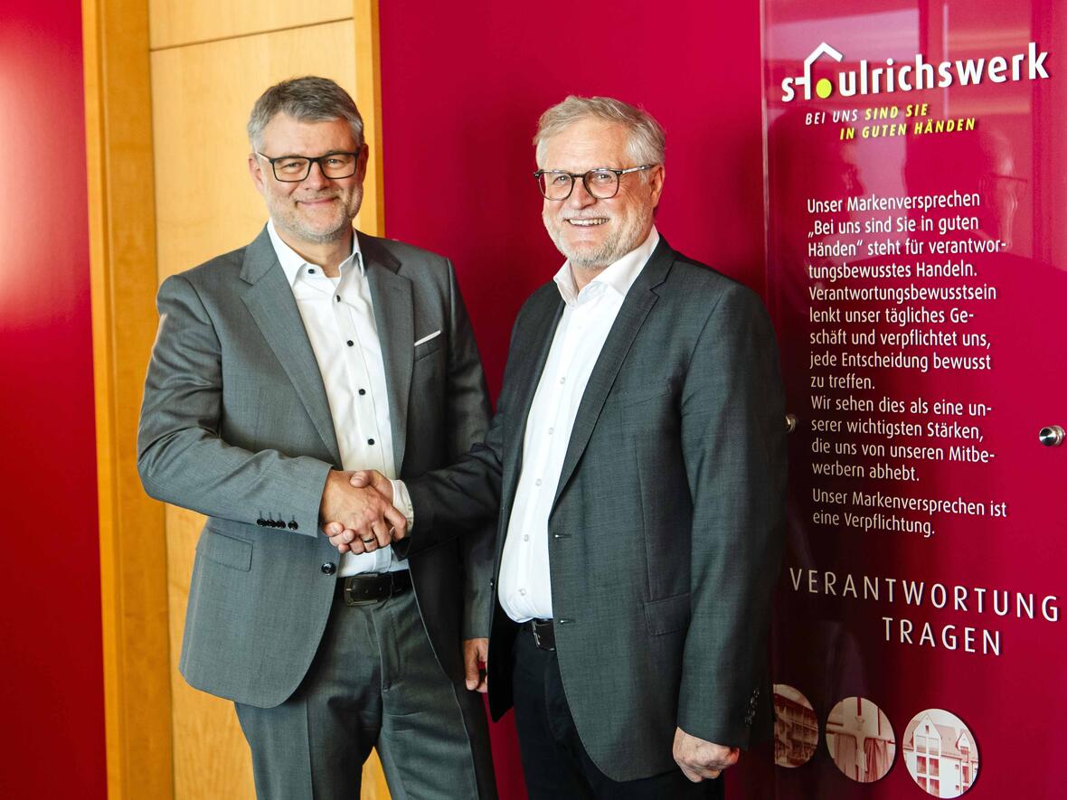 Mario Höll (links) ist neuer Geschäftsführer beim St. Ulrichswerk. Sein Vorgänger Rudolf Mitterhuber verabschiedete sich in Altersteilzeit. (Foto: Schmid Media)
