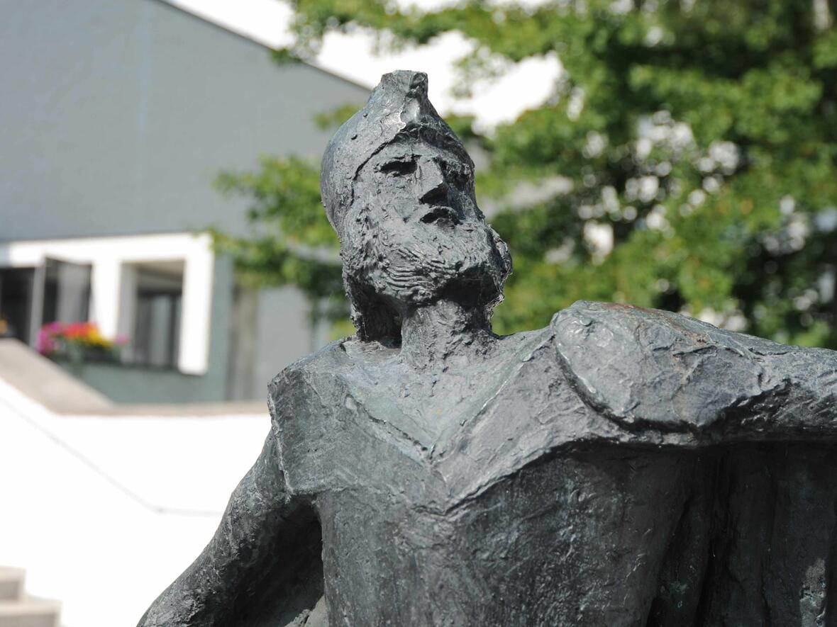 Statue des hl. Paulus vor dem Eingang des Exerzitienhauses. (Foto: Nicolas Schnall / pba) 