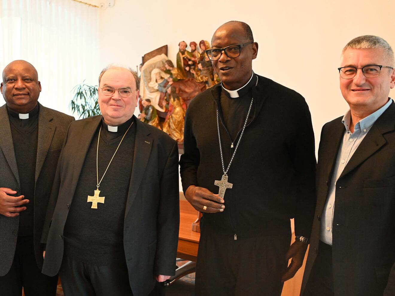 Zu Besuch im Augsburger Bischofshaus: Bischof Ludovic Joseph Minde aus Tansania. Eingerahmt werden die Bischöfe von Kaplan Apollinaris Ngao und Anton Stegmair, dem Leiter der Abteilung Weltkirche im Bistum Augsburg (Foto: pba/Ulrich Bobinger).