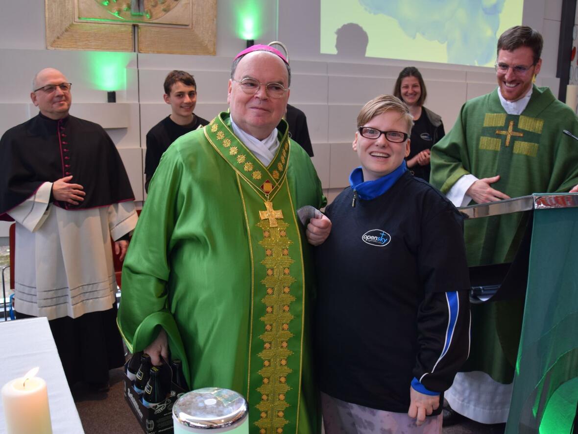 Bischof Bertram zu Besuch in der Jugendkirche OpenSky in Kempten (Foto: Sabine Verspohl-Nitsche / pdke)