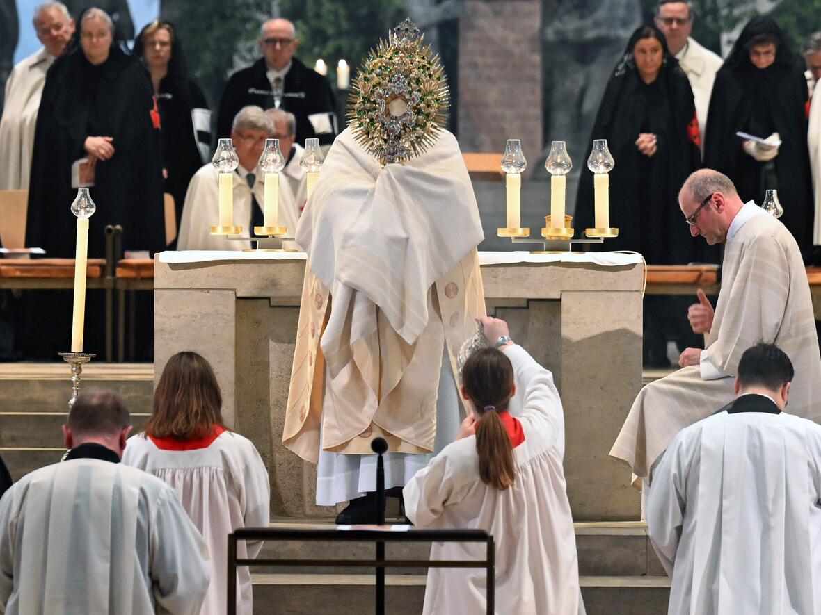 Sakramentaler Segen im Augsburger Dom. (Foto: Leander Stork / pba)