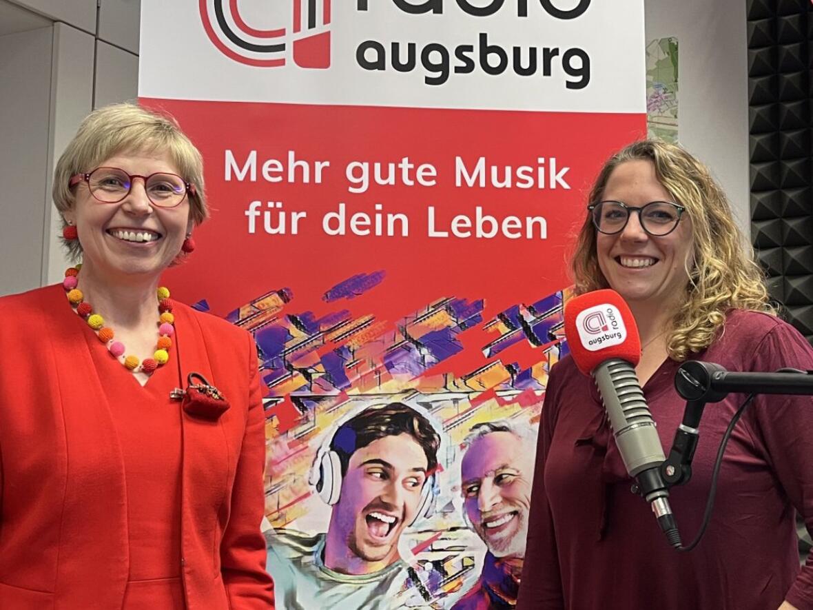 Unter dem Titel "Resis Kabarett" ist Pfarrhausfrau und Gemeindereferentin, Theresia Zettler (links), auf der Bühne unterwegs. Am Sonntag ist sie Gast bei "Radio Cappuccino". (Foto: Radio Augsburg)