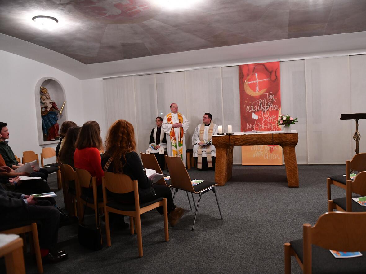 Bereits in der Simpert-Vesper dankte der Bischof den Jugendlichen und bezeichnete sie und ihr Wirken als echte Briefe Christi. (Foto: Maria Rösch / pba)   