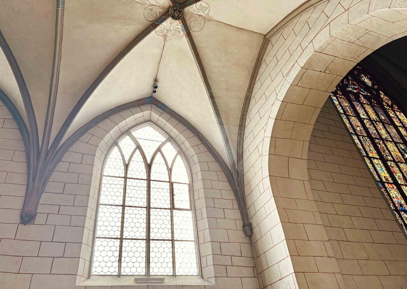 Der Ort für das neue Ulrichsfenster liegt im südlichen Seitenschiff des Doms links vom Salomofenster. Das Fenster weist bislang eine farblose Sechseckverglasung auf. (Foto: Nicolas Schnall / pba)