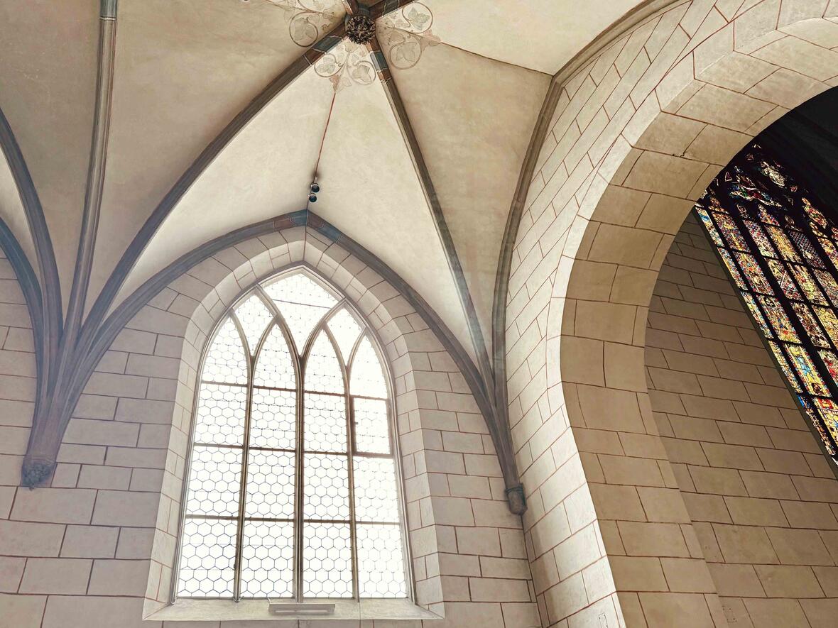 Der Ort für das neue Ulrichsfenster liegt im südlichen Seitenschiff des Doms links vom Salomofenster. Das Fenster weist bislang eine farblose Sechseckverglasung auf. (Foto: Nicolas Schnall / pba)