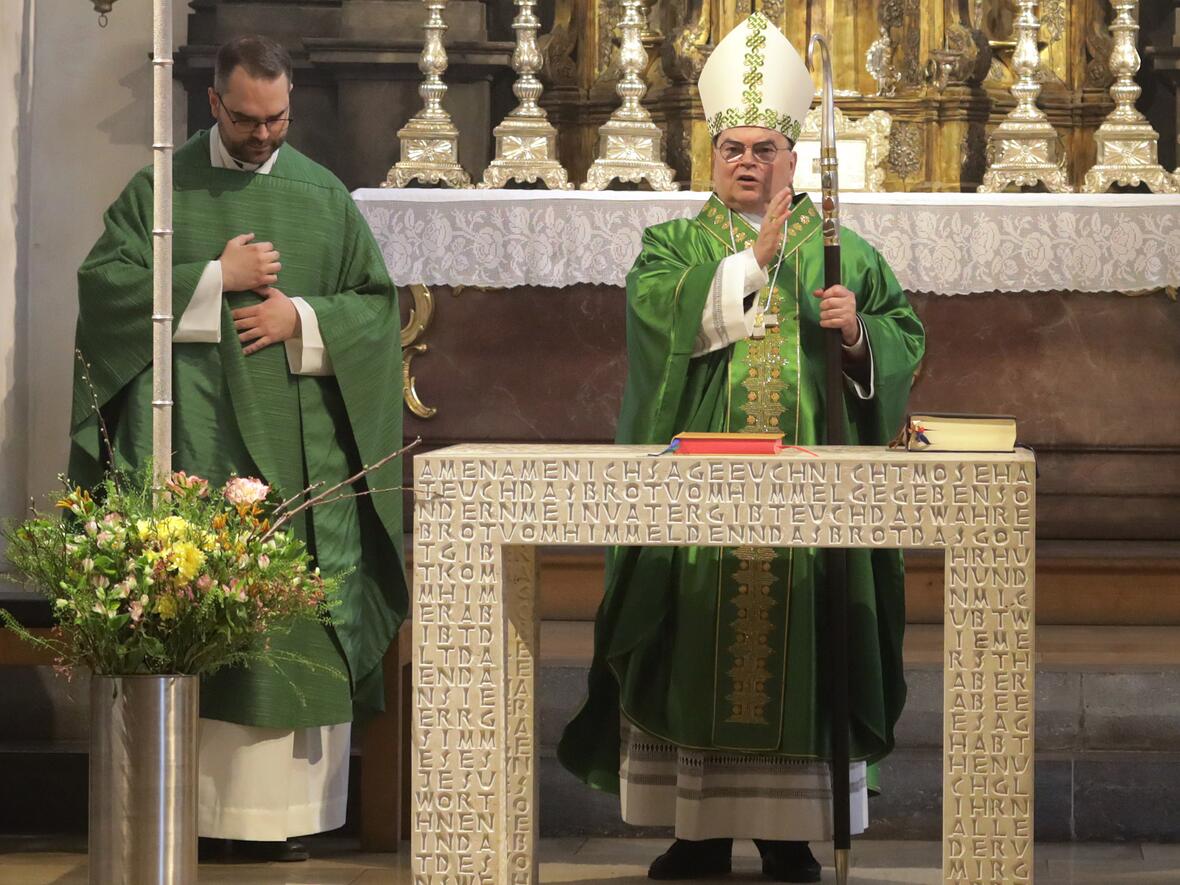 Im Rahmen einer Pontifikalmesse führte Bischof Bertram Dominik Loy in sein Amt als neuer Kirchenrektor und Messpriester von St. Peter am Perlach ein (Foto: Annette Zoepf/pba).