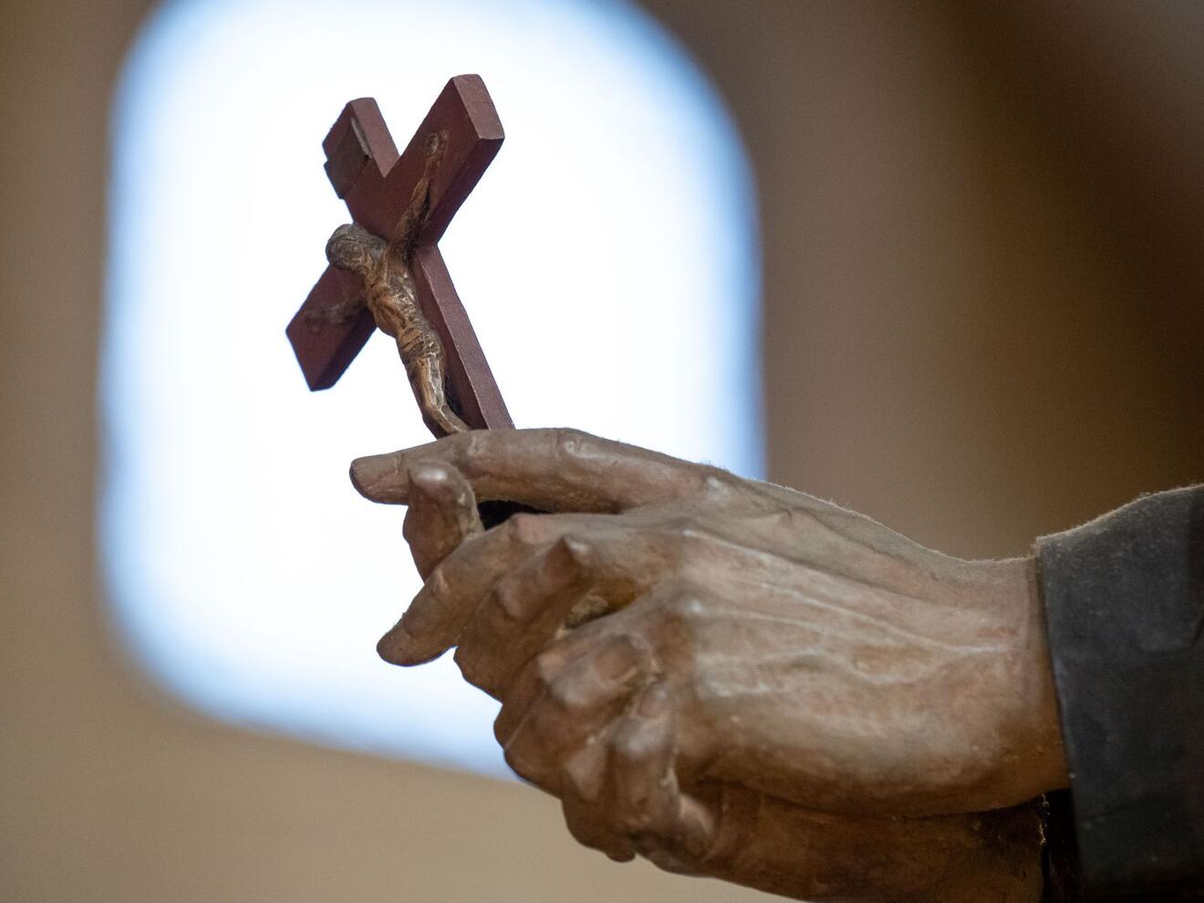 Das Kreuz als Symbol des Todes wie auch des Lebens: Figurdetail im Augsburger Dom (Fotos: Julian Schmidt / pba)