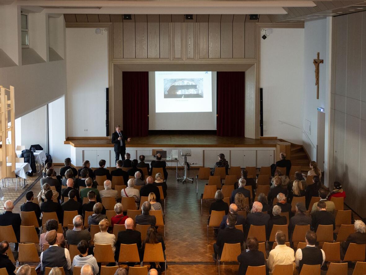 Der Vortrag und die anschließende Begegnung fanden im Augsburger Kolpingsaal statt.