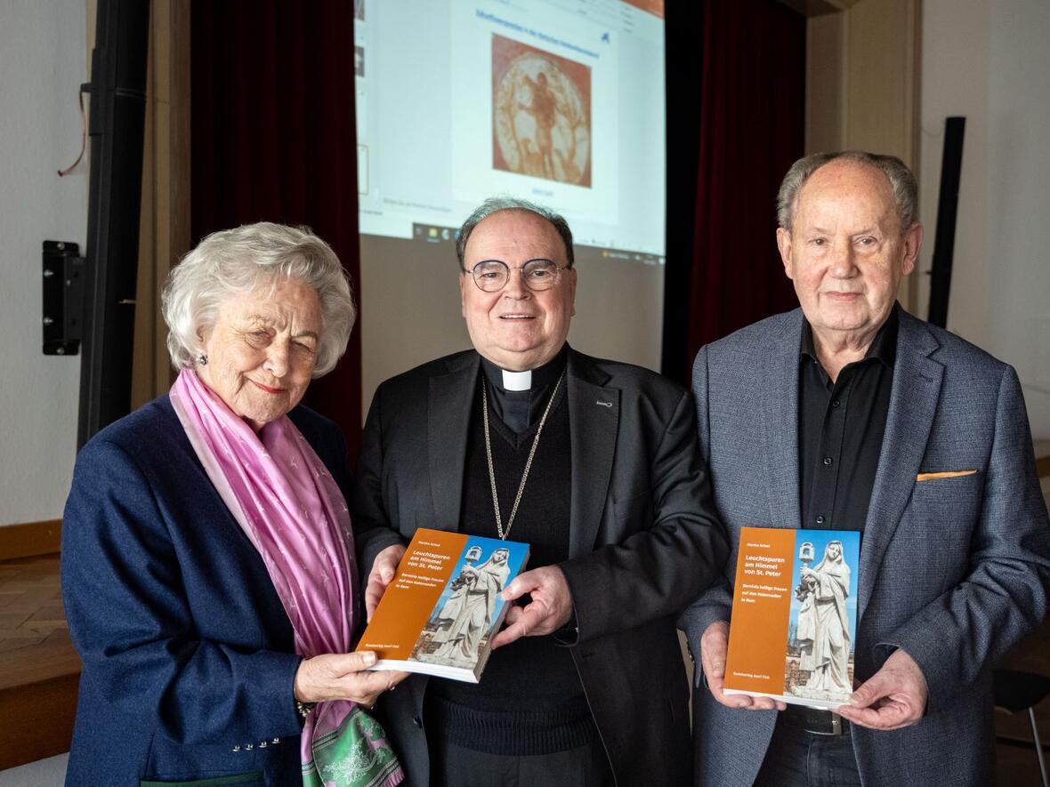 (v.l.) Autorin Dr. Martha Schad, Bischof Dr. Bertram Meier und Verleger Josef Fink (Foto: Julian Schmidt / pba)