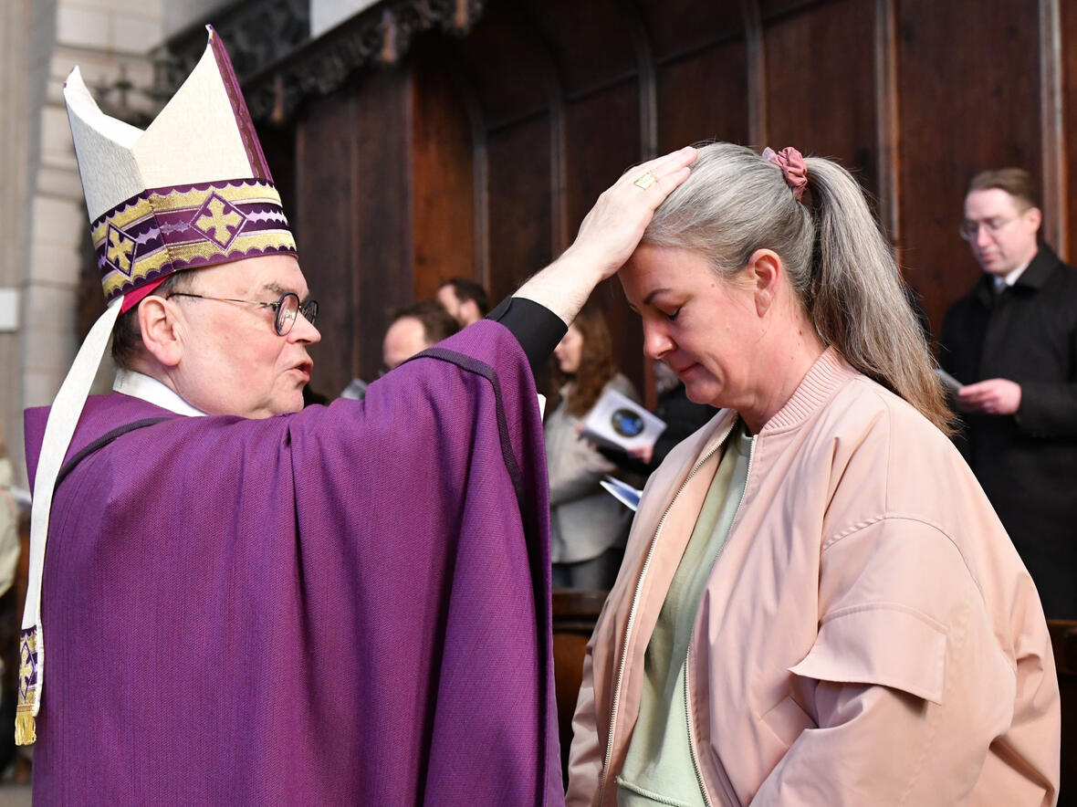 Bischof Bertram hat an diesem Sonntag 18 Bewerberinnen und Bewerber zum Empfang der Taufe, Firmung und Eucharistie zugelassen. (Fotos: Maria Rösch / pba)