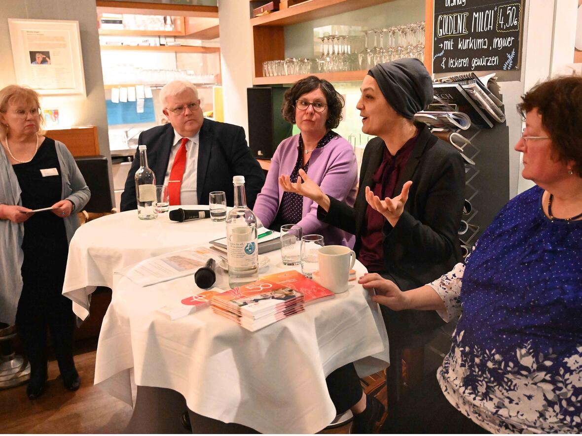 Angeregte Diskussion im Anna-Café: Martina Lutz, Bernhard Sokol, Angelika Maucher, Selcen Güzel und Michaela Rychla (von links, Foto: Ulrich Bobinger/pba).